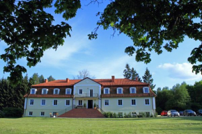Księżycowy Dworek II, Karwie